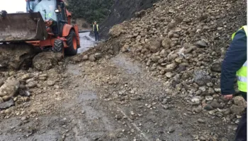 Sërish rrëshqitje dherash në Currila të Durrësit, bllokohet aksi që të çon drejt Kallmit