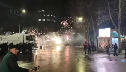 Sërish tensione te rruga e Elbasanit, protestuesit hedhin fishekzjarre drejt efektivëve të policisë