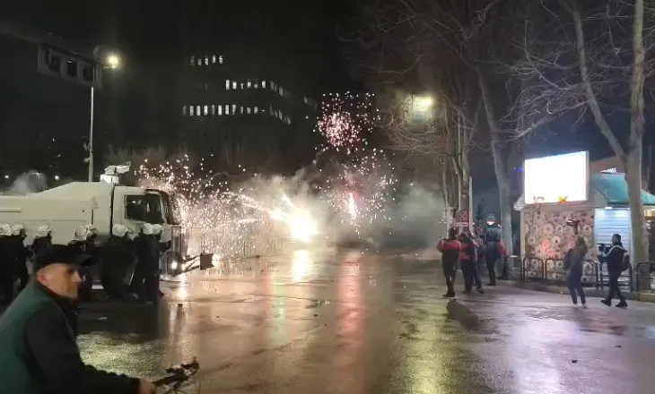 Sërish tensione te rruga e Elbasanit, protestuesit hedhin fishekzjarre drejt efektivëve të policisë