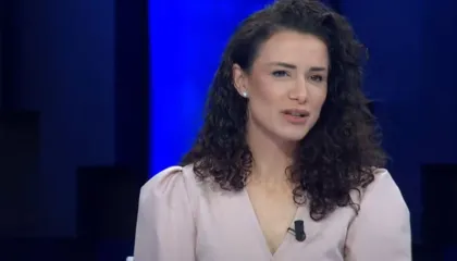 “Sërish u ndjeva në hall”/ Situata nga reshjet, ironizon Hysaj: Durrësi “mbytet” me një pikë ujë