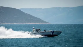 Sfidonte temperaturat e ulëta të ujit, humb jetën notari në Greqi