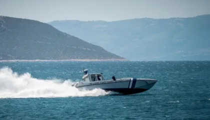 Sfidonte temperaturat e ulëta të ujit, humb jetën notari në Greqi