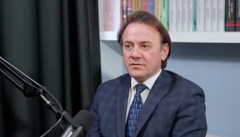 Sfondi i dyshimtë i vendimit për Gjykatën Speciale, Ralf Gjoni: Ishin pjesë edhe zyrtarë të lidhur me pedofilin Epstein, të shpallen non-grata