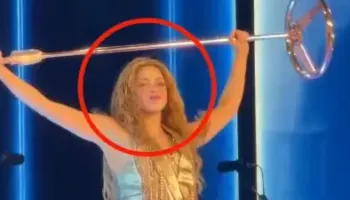 Shakira pëson incident, përdredh kyçin e dorës dhe rrëzohet në koncert