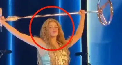 Shakira pëson incident, përdredh kyçin e dorës dhe rrëzohet në koncert