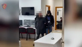 Shantazhoi punonjësin e administratës për t’i marrë 5 mijë euro, arrestohet gazetari 37-vjeçar