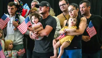 SHBA “hap kufirin” për refugjatët, do të pranojë 4500 afrikano-jugorë të bardhë çdo muaj