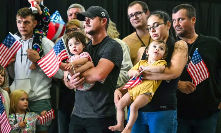 SHBA “hap kufirin” për refugjatët, do të pranojë 4500 afrikano-jugorë të bardhë çdo muaj