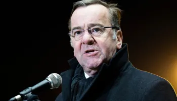 Shefi i mbrojtjes gjermane mban fjalim inkurajues për ‘pordhët e lumtura’