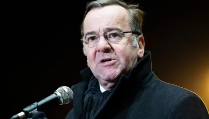 Shefi i mbrojtjes gjermane mban fjalim inkurajues për ‘pordhët e lumtura’