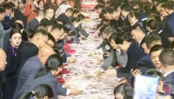 “Shefi që pëlqen të shpërndajë para”, Kompania kineze bëhet virale pasi jep 22 milionë euro bonuse për punonjësit e saj