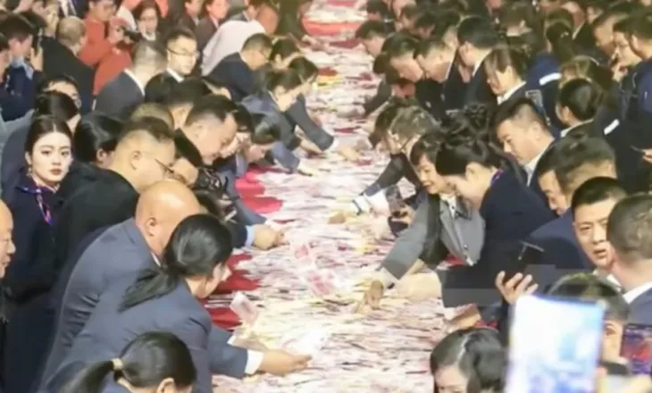 “Shefi që pëlqen të shpërndajë para”, Kompania kineze bëhet virale pasi jep 22 milionë euro bonuse për punonjësit e saj