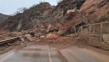 Shembet masivi shkëmbor, bllokohet aksi Librazhd-Qafë Thanë, policia: Shmangni lëvizjen drejt Korçës! (VIDEO)