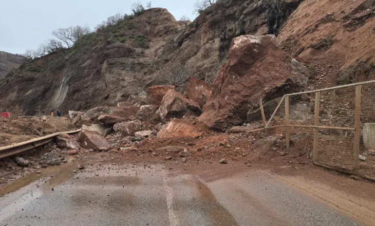 Shembet masivi shkëmbor, bllokohet aksi Librazhd-Qafë Thanë, policia: Shmangni lëvizjen drejt Korçës! (VIDEO)