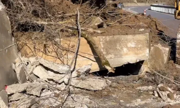 Shembet muri pritës në aksin Maliq–Lozhan, bllokohet një krah i rrugës pranë urës së Qënckës