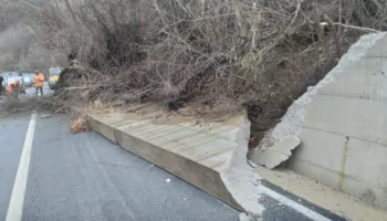 Shembet muri pritës në aksin Maliq–Lozhan, qarkullohet vetëm me një korsi