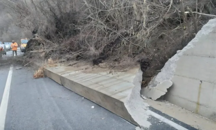 Shembet muri pritës në aksin Maliq-Lozhan, qarkullohet vetëm me një korsi