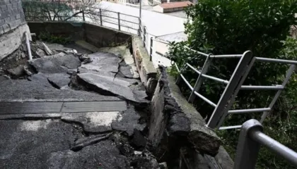 Shembet një mur në Xhenova, 42 persona të zhvendosur nga banesat