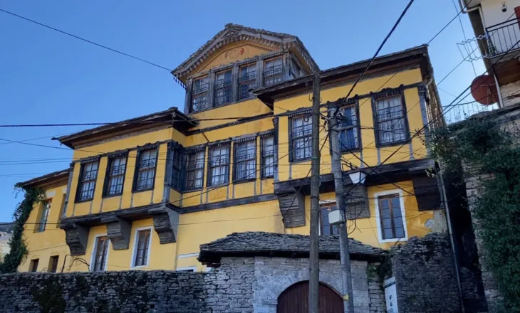 Shembet një pjesë e banesës Fico në Gjirokastër, shpëton mrekullisht 90-vjeçarja që jetonte në objekt