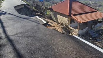 Shembet rruga e sapoinaguruar në fshatin Usojë, alarm te banorët e Mallakastrës