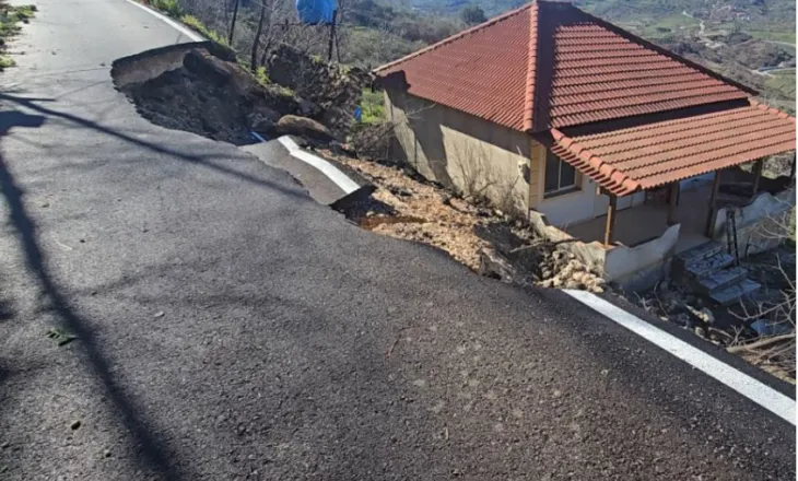 Shembet rruga e sapoinaguruar në fshatin Usojë, alarm te banorët e Mallakastrës