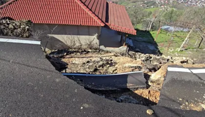 Shembet segmenti rrugor prej 20 metrash në Usojë të Mallakastrës, asfalti përfundon në oborrin e një banese private