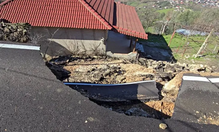Shembet segmenti rrugor prej 20 metrash në Usojë të Mallakastrës, asfalti përfundon në oborrin e një banese private