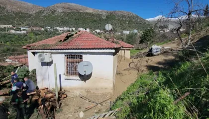 Shembet toka në Delvinë, rrezikohen shumë banesa nga rrëshqitja e truallit pas shiut