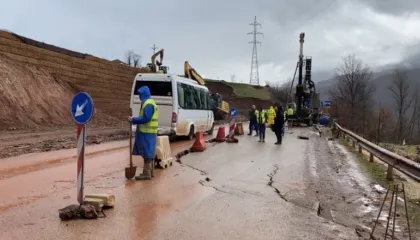 Shembja dhe çarja e rrugës në aksin Librazhd-Pogradec, drejtuesit e mjeteve: Është një katastrofë