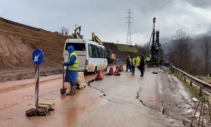 Shembja dhe çarja e rrugës në aksin Librazhd-Pogradec, drejtuesit e mjeteve: Është një katastrofë