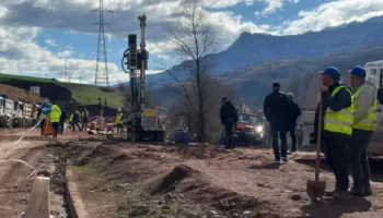 Shembja e dherave në Librazhd, ndërpritet furnizimi me energji elektrike, pritet të çmontohet shtylla e tensionit të lartë