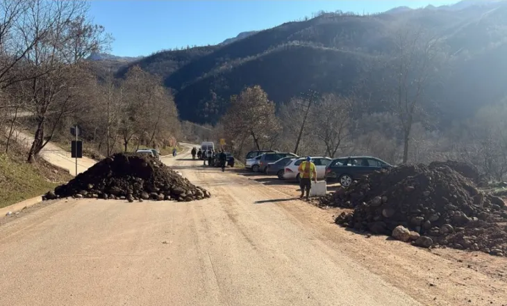 Shembja e rrugës Librazhd. Bllokohen 3 km në të dyja anët e segmentit të shkatërruar në Dragostunjë