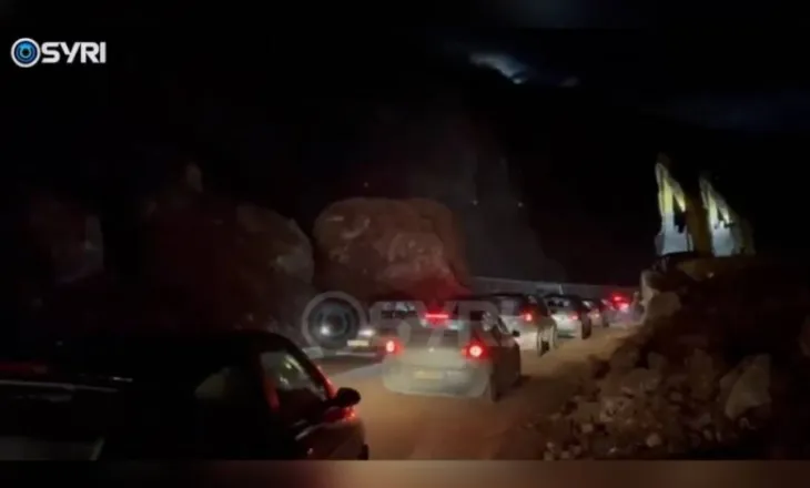 Shembja e rrugës/ Pas tetë orësh zhbllokohet aksi Librazhd – Përrenjas