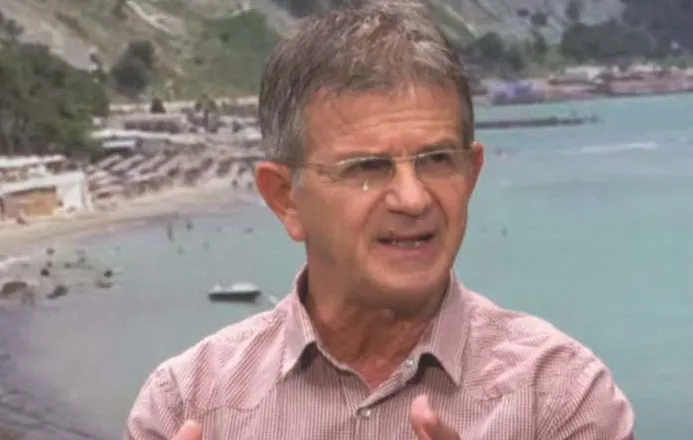 Shembjet e rrugëve izolojnë juglindjen, ambientalisti: Ndërhyrjet agresive në Shkumbin rrezikuan strukturën…