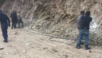 Shembjet nga moti i keq bllokojnë rrugën në fshatin Zhulat të Gjirokastrës, Forcat e Xhenjos ndërhyjnë dhe e zhbllokojnë me shpërthim të kontrolluar