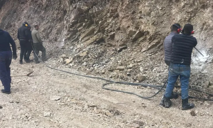 Shembjet nga moti i keq bllokojnë rrugën në fshatin Zhulat të Gjirokastrës, Forcat e Xhenjos ndërhyjnë dhe e zhbllokojnë me shpërthim të kontrolluar