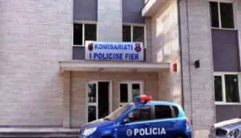 Sherr masiv brenda familjes në Fier, babai me dy djemtë dhunon të motrën dhe mbesën e mitur