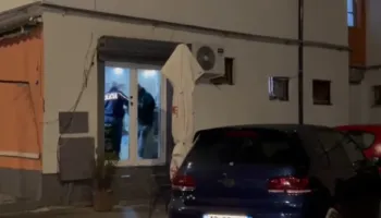 Sherr me thika në Korçë/ Adoleshenti plagos 34-vjeçarin, dyshohet se i plagosuri vodhi banesën e 17-vjeçarit (EMRI-VIDEO)