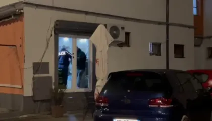 Sherr me thika në Korçë/ Adoleshenti plagos 34-vjeçarin, dyshohet se i plagosuri vodhi banesën e 17-vjeçarit (EMRI-VIDEO)
