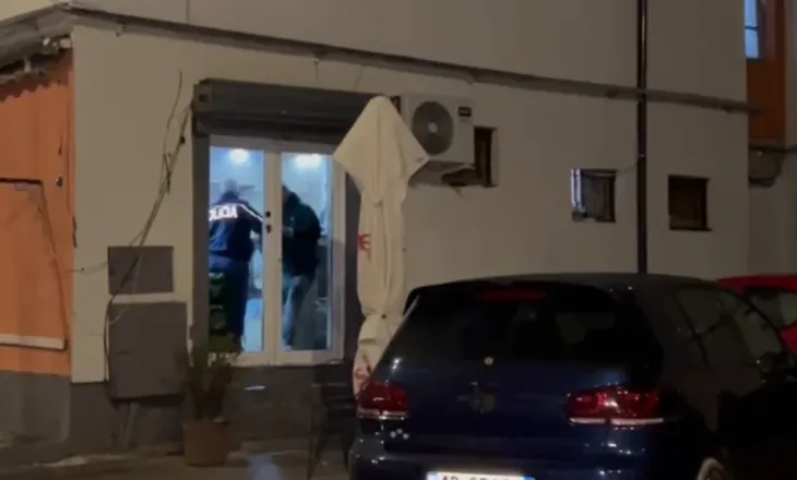 Sherr me thika në Korçë/ Adoleshenti plagos 34-vjeçarin, dyshohet se i plagosuri vodhi banesën e 17-vjeçarit (EMRI-VIDEO)