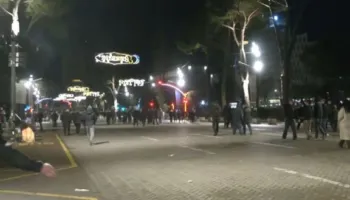 Sherr mes militantëve të PD/ Protesta e opozitës, protestuesit mblidhen te Kuvendi