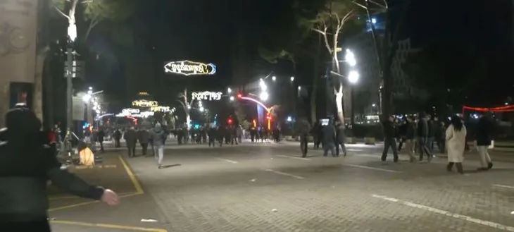 Sherr mes militantëve të PD/ Protesta e opozitës, protestuesit mblidhen te Kuvendi