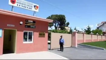 Sherr mes personelit në spitalin e Lushnjes, punonjësi konfliktohet me mjekun