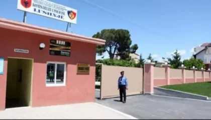 Sherr mes personelit në spitalin e Lushnjes, punonjësi konfliktohet me mjekun