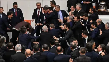 Sherr në parlamentin turk, deputetët e opozitës nuk lejojnë të bëjë betimin ministri i ri i Drejtësisë, burgosi kryebashkiakun e Stambollit