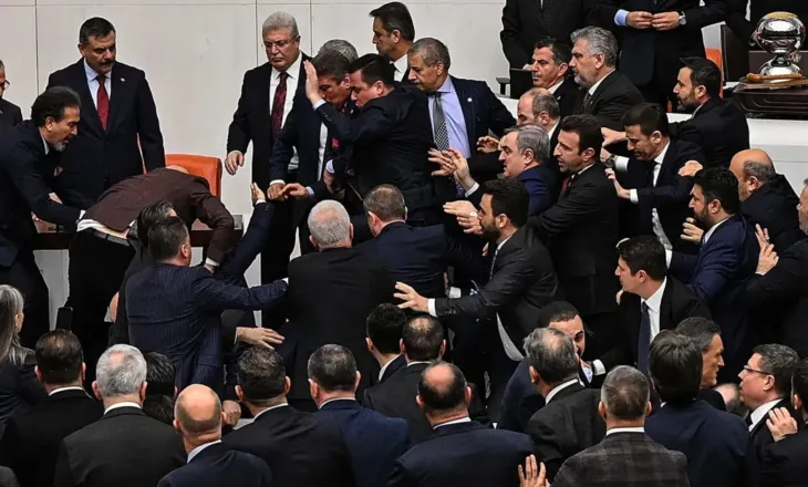 Sherr në parlamentin turk, deputetët e opozitës nuk lejojnë të bëjë betimin ministri i ri i Drejtësisë, burgosi kryebashkiakun e Stambollit