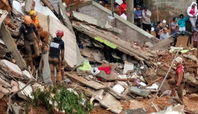 Shira të rrëmbyeshëm e stuhi në Brazil, 22 viktima, një qytet shpall gjendjen e jashtëzakonshme