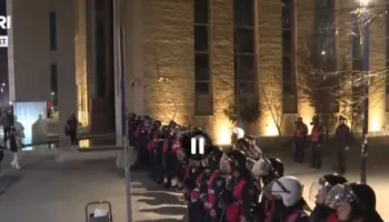 Shkelet ligji/ Barrikadë me policë në rrugën që të çon tek selia PS, u bllokohet lëvizja e lirë të qytetarëve