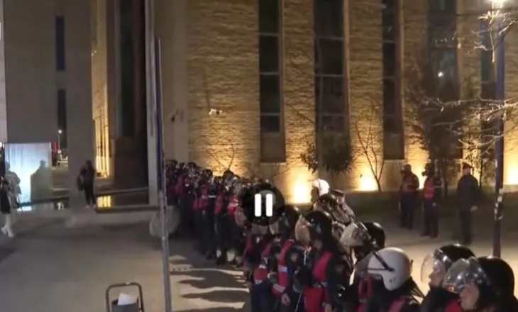 Shkelet ligji/ Barrikadë me policë në rrugën që të çon tek selia PS, u bllokohet lëvizja e lirë të qytetarëve