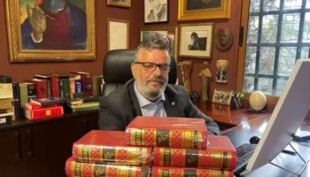 Shkelje e të drejtave të autorit dhe evazion fiskal/ Si përfunduan në gjyq Bujar Hudhri dhe pronarja e librarisë për librat e Kadaresë